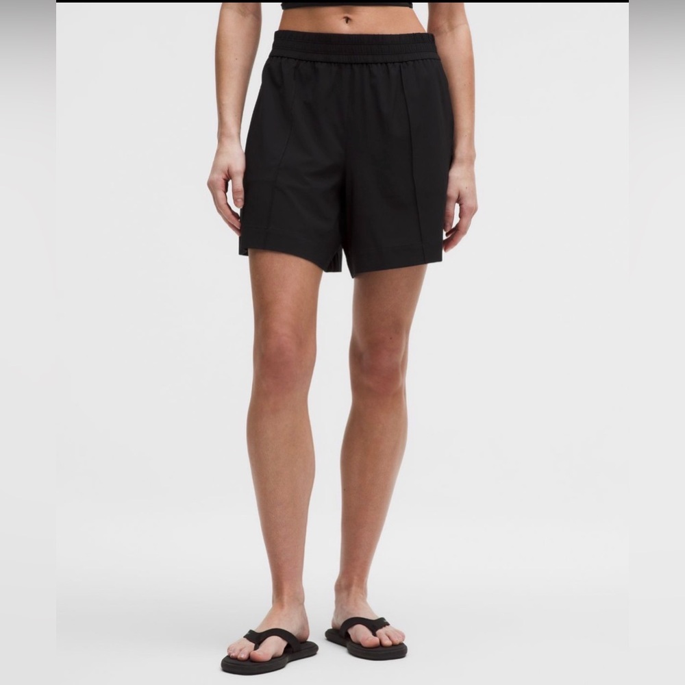 Lululemon Women’s “Breezily” Mid Rise Short 6” Inseam (Size S)